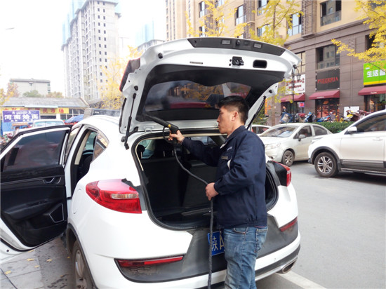 除甲醛公司工作人員在對汽車除甲醛處理 除甲醛公司工作人員在對汽車除甲醛處理