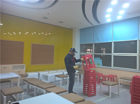 立美凈技術人員在進行室內甲醛清除作業 立美凈技術人員在進行室內甲醛清除作業