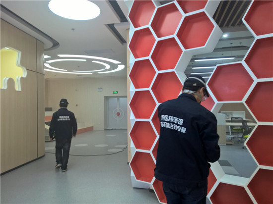 立美凈技術人員在進行室內甲醛清除作業 立美凈技術人員在進行室內甲醛清除作業