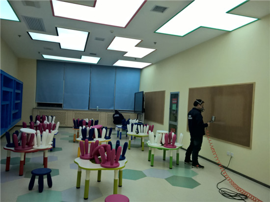 立美凈技術人員在進行室內甲醛清除作業 立美凈技術人員在進行室內甲醛清除作業