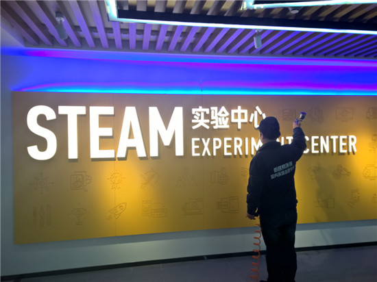 立美凈技術人員在進行室內甲醛清除作業 立美凈技術人員在進行室內甲醛清除作業