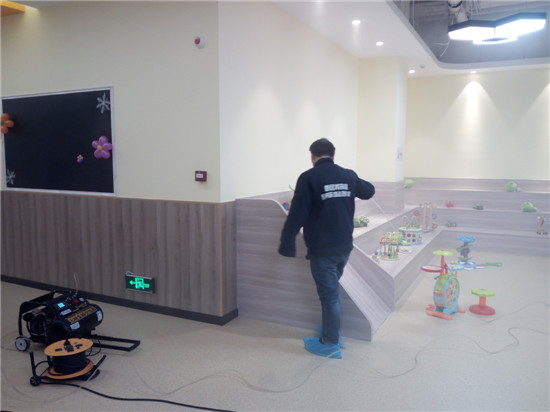 立美凈技術(shù)人員在霧化光觸媒來去除室內(nèi)甲醛 立美凈技術(shù)人員在霧化光觸媒來去除室內(nèi)甲醛